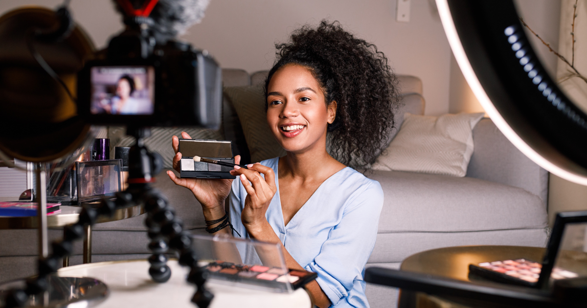 woman-teaching-makeup